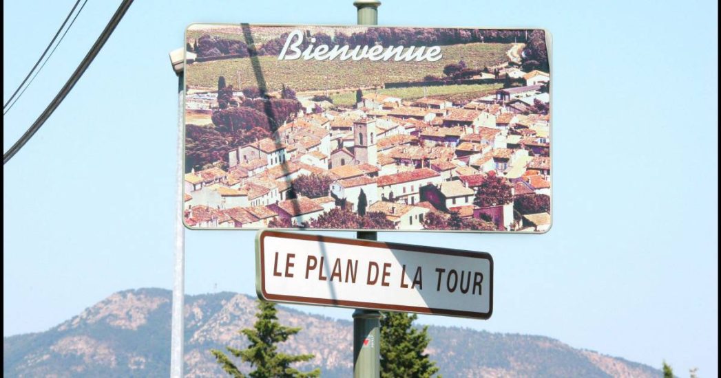 2497872-le-village-de-plan-de-la-tour-dans-le-va-opengraph_1200-3